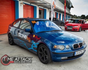 кот BMW E46 Compact on Serres racing paddock line